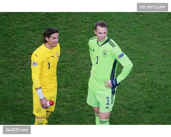 特写：诺伊尔伤愈归来首战零封，赛后与索默拥抱致意