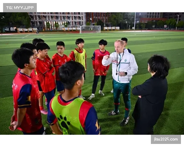 欧足联举办青年教练研讨会，聚焦“后防三人组构建”在现代战术中的基础教学